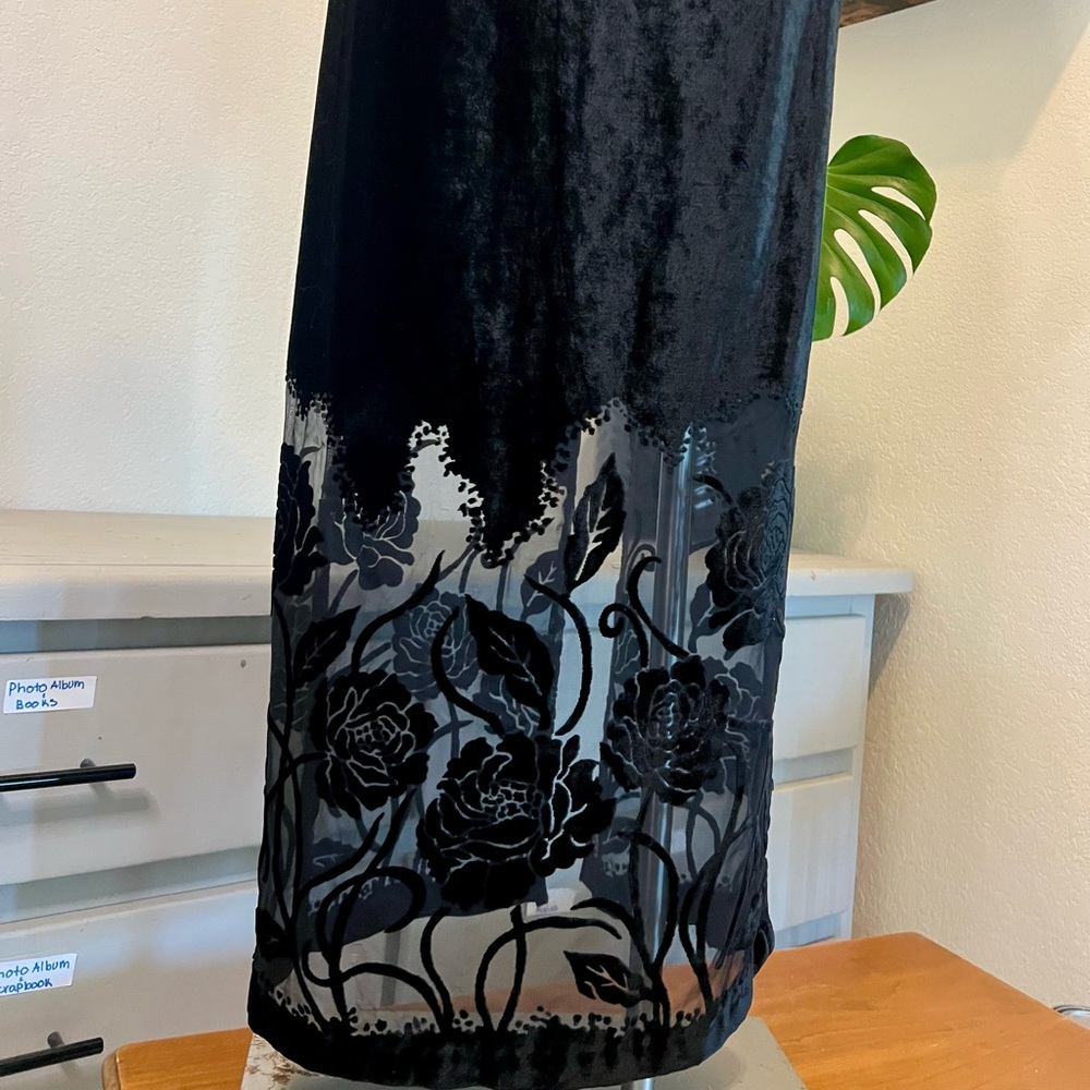 Elegant Black Velvet Skirt with Floral Lace and Back Slit 80s vintage